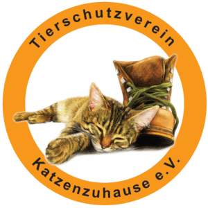 Das Logo vom Tierschutzverein Katzenzuhause ist kreisförmig. Im äußeren orangenen Kreis ist der Vereinsname enthalten. In der Mitte auf weißem Hintergrund ist eine gezeichnete getigerte Katze, die sich an einem Schuh anlehnt.